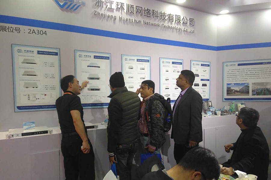 三个黑人玩一个女4P文