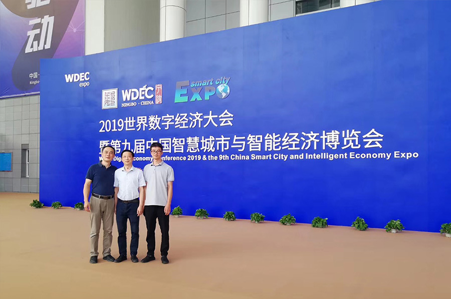 三个黑人玩一个女4P文